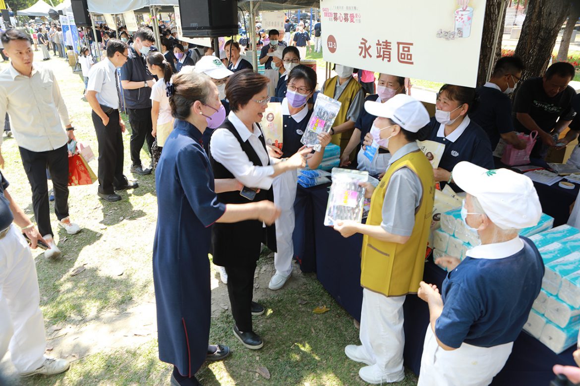 天災無情人間有愛 慈濟彰化志工為花蓮震災募款 王惠美布施敲愛心鑼