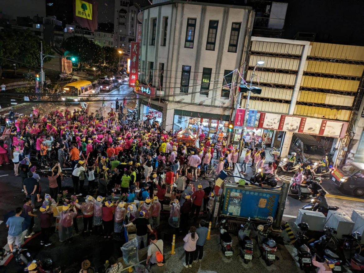 笨港進香回鑾彰化市區遶境近千信眾跪拜獻花迎駕
