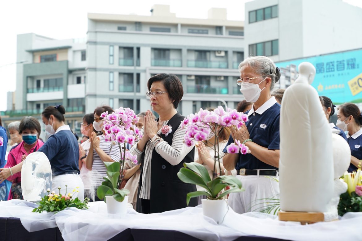 彰化慈濟分會鹿港浴佛點 讓全家同沐佛恩祈福